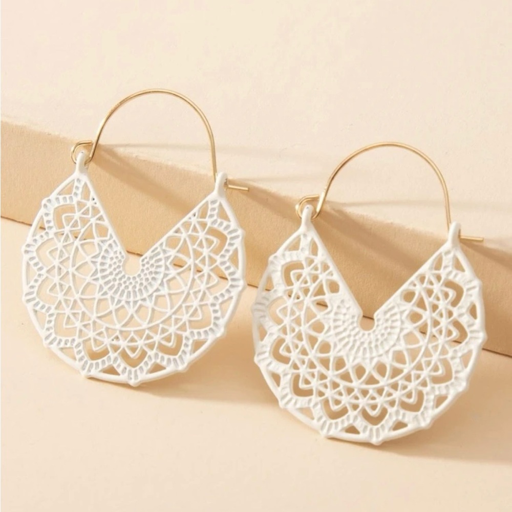 Delicate Flower Pattern Earrings